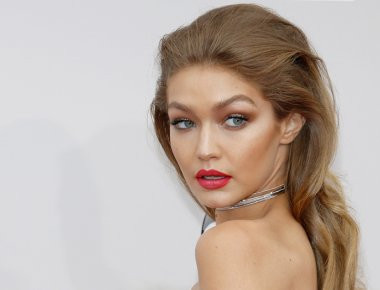 Aτύχημα για τη Gigi Hadid στην πασαρέλα - Tι συνέβη; (φωτό)